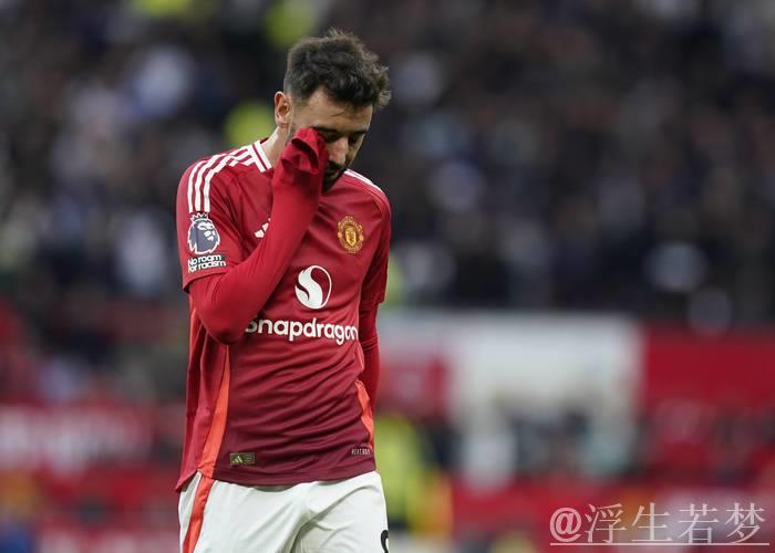 阿莫林40岁无奈蹲地!曼联1周内2场比赛失误频发 1-4惨败再添4大尴尬 阿莫林40岁无奈蹲地!曼联1周内2场比赛失误频发 1-4惨败再添4大尴尬